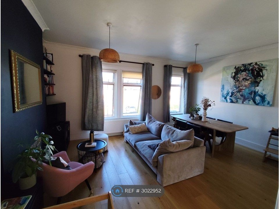 Property photo 1 of 17 Living / Sitting Room