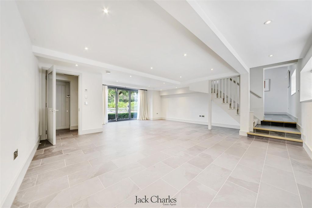 Property photo 3 of 18 Stanley Lodge 9.Jpg