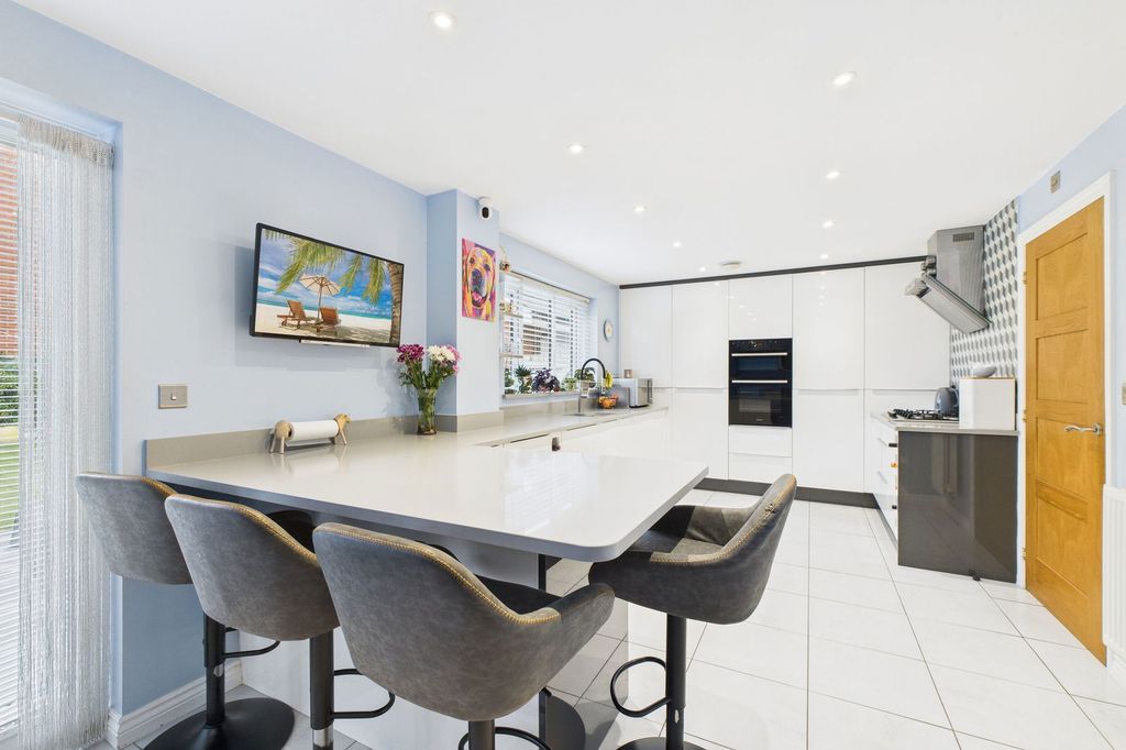 Property photo 2 of 28