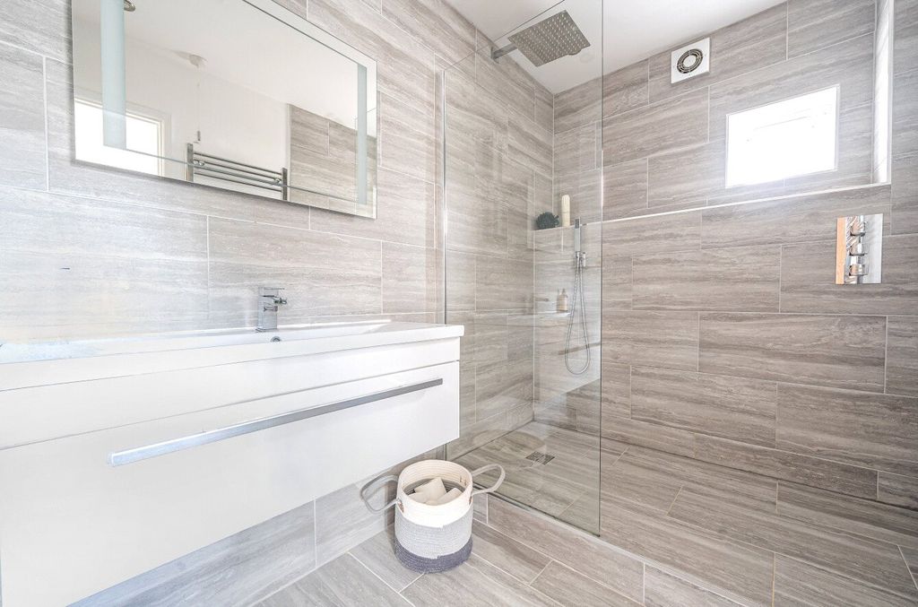 Property photo 3 of 18 En Suite