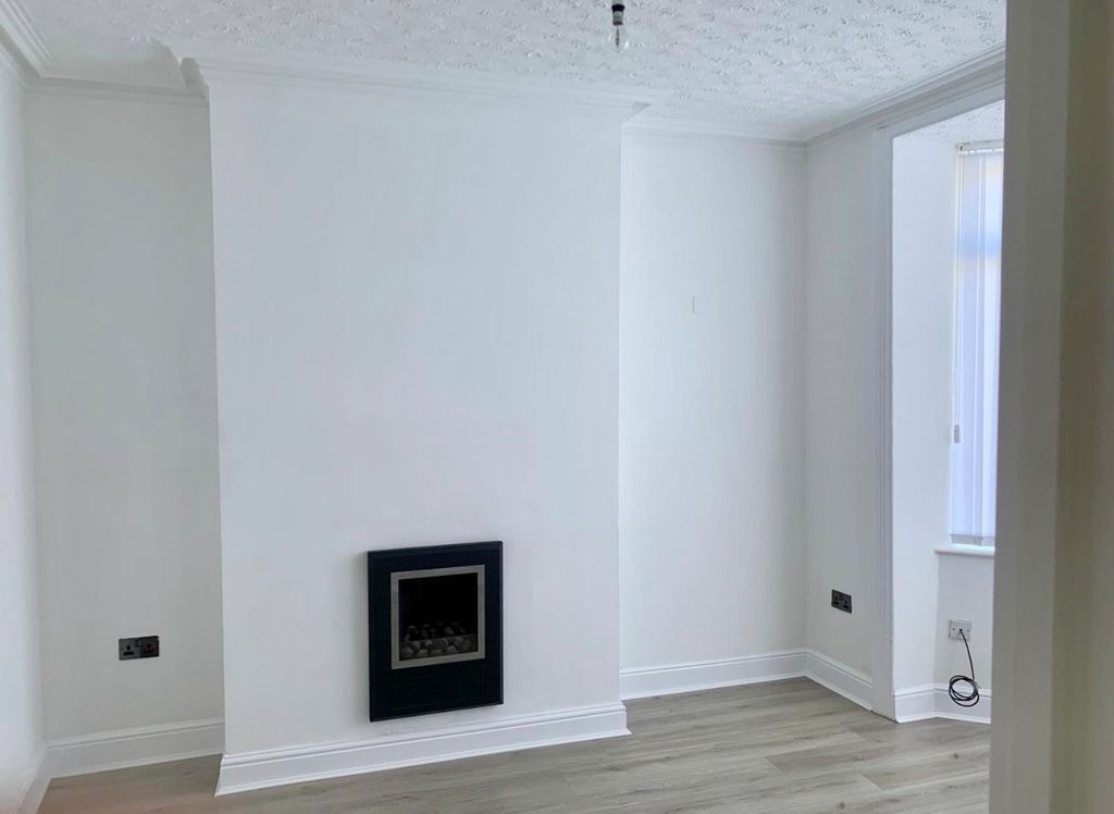 Property photo 3 of 18 Living Room