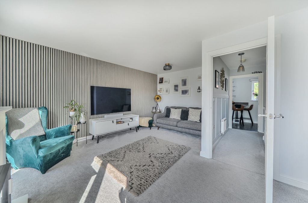 Property photo 3 of 20 1464549-10-6A1569...