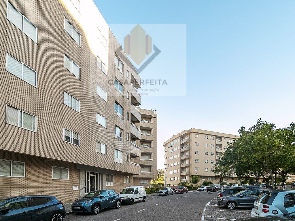 Property photo 1 of 34 T3 Apartment With 2 Fronts, Balcony, Garage And Storage - Centro De Gaia