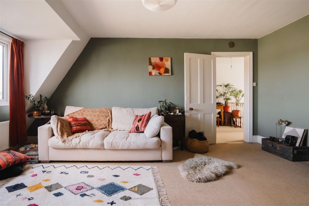 Property photo 2 of 32