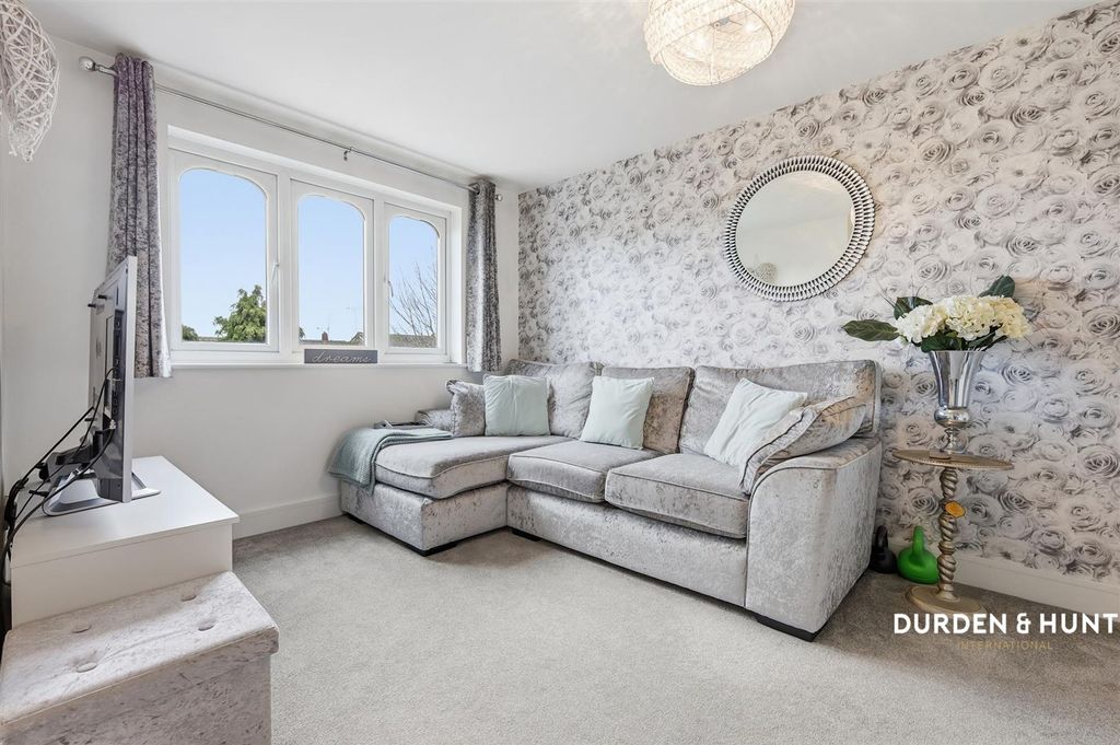 Property photo 2 of 11 Howard Close