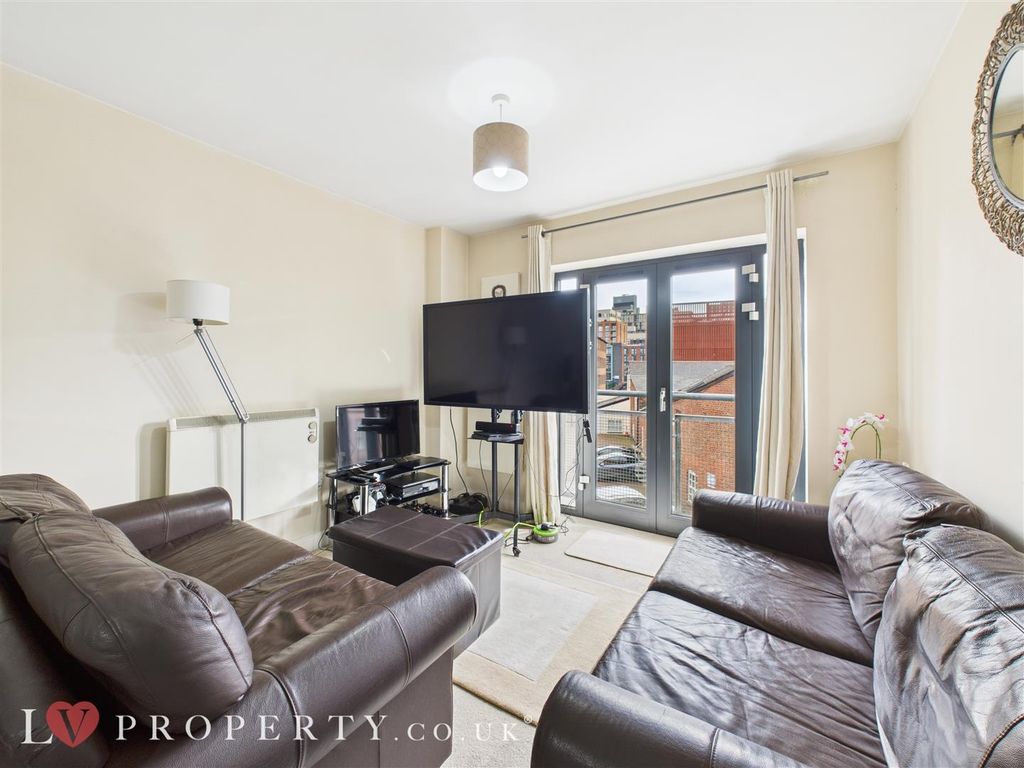 Property photo 2 of 14 Cam05016G0-Pr0040-St