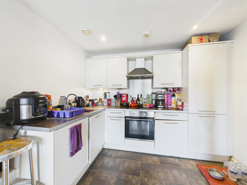Property photo 3 of 12 3 - Modern Flat For Auction, King Square Avenue, B