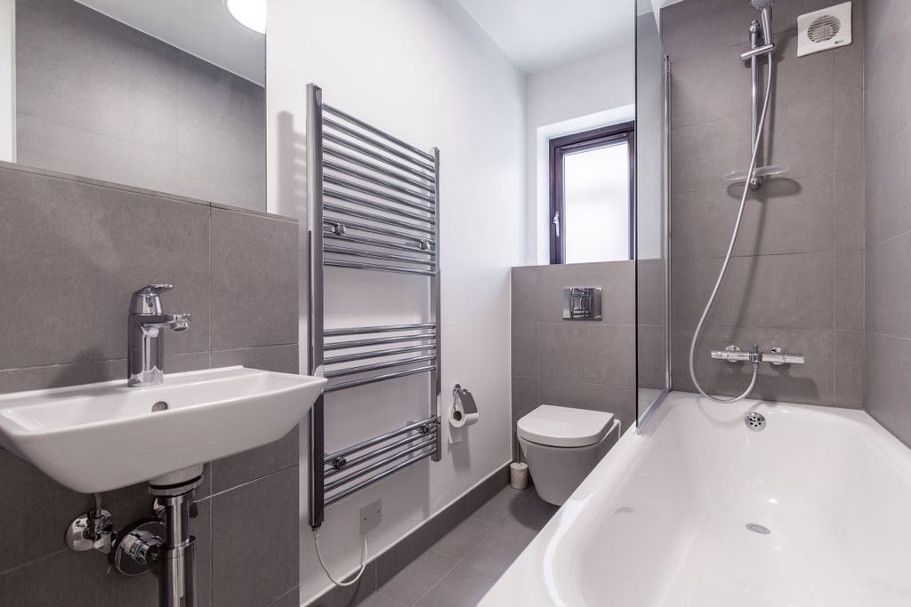 Property photo 2 of 10 Bathroom
