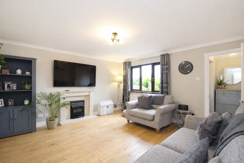 Property photo 3 of 24 Lounge