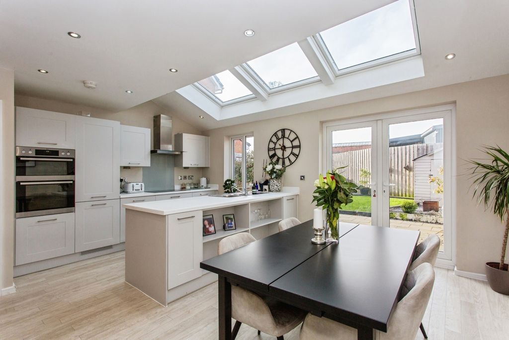 Property photo 2 of 17 Dining Kitchen
