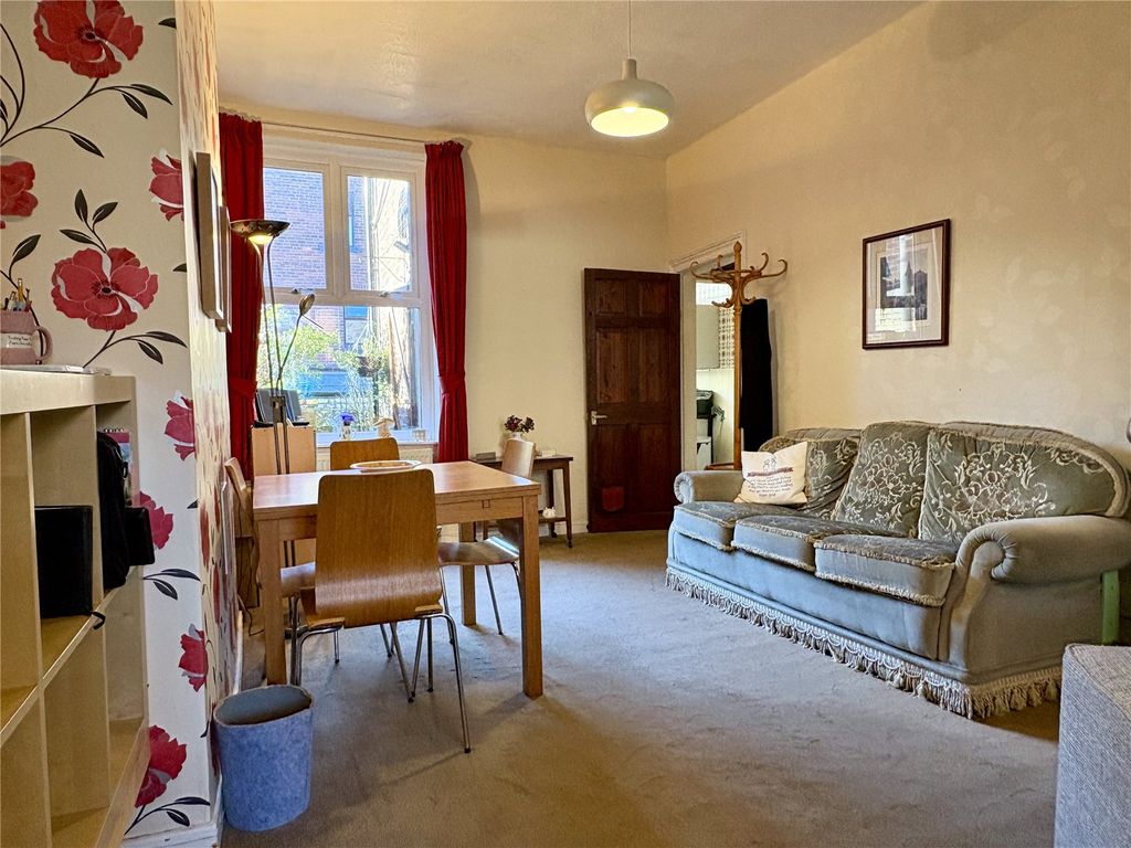 Property photo 3 of 11 Lounge