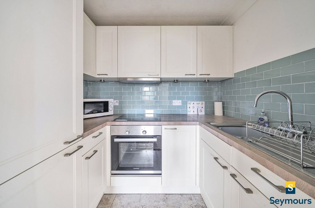 Property photo 3 of 12 Kitchen