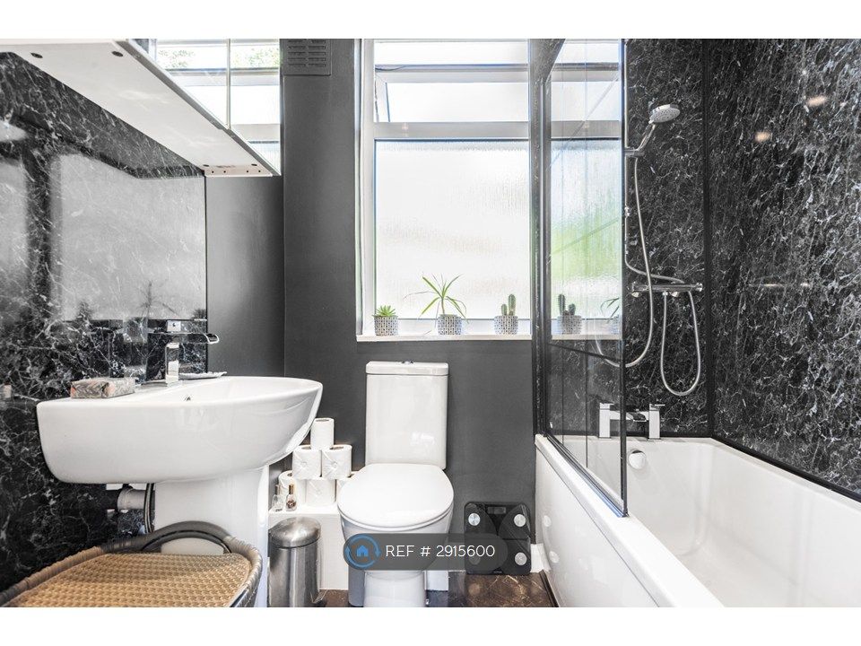 Property photo 2 of 18 Bathroom