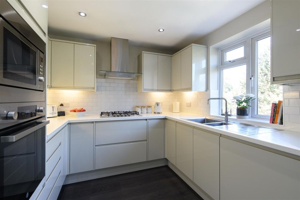 Property photo 3 of 13 The Vale 4.Jpg