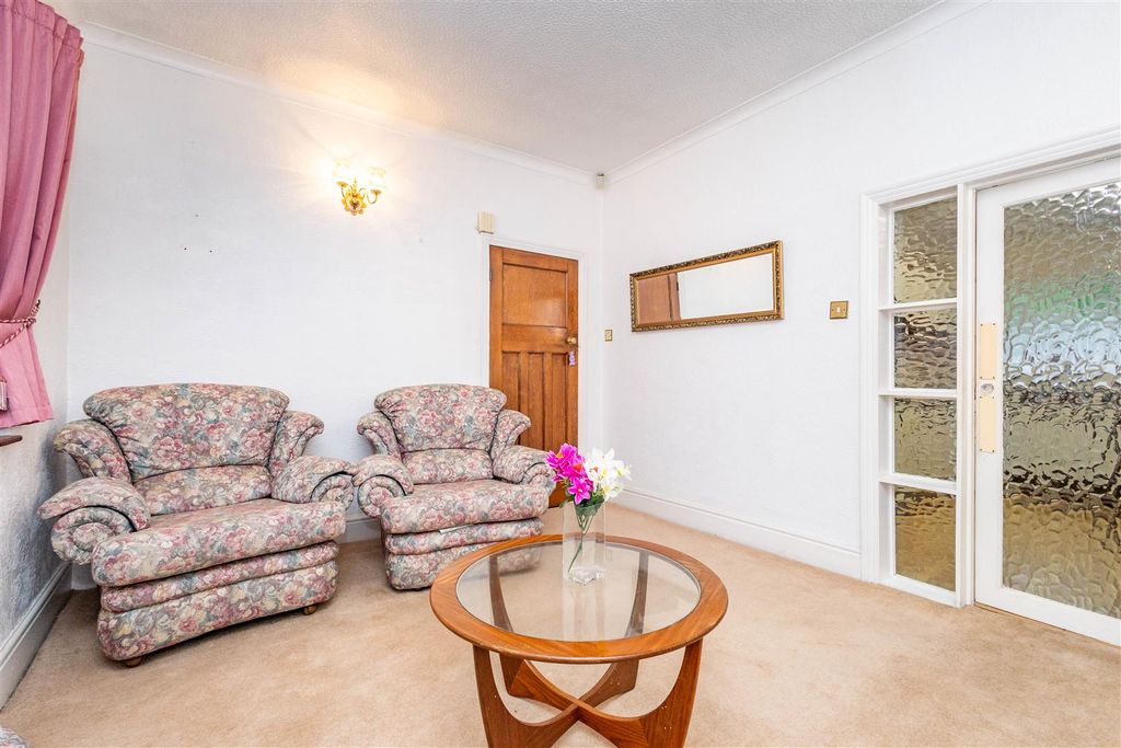 Property photo 2 of 15 Lounge