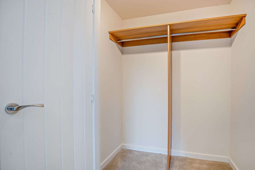 Property photo 3 of 12 Walk-In Wardrobe