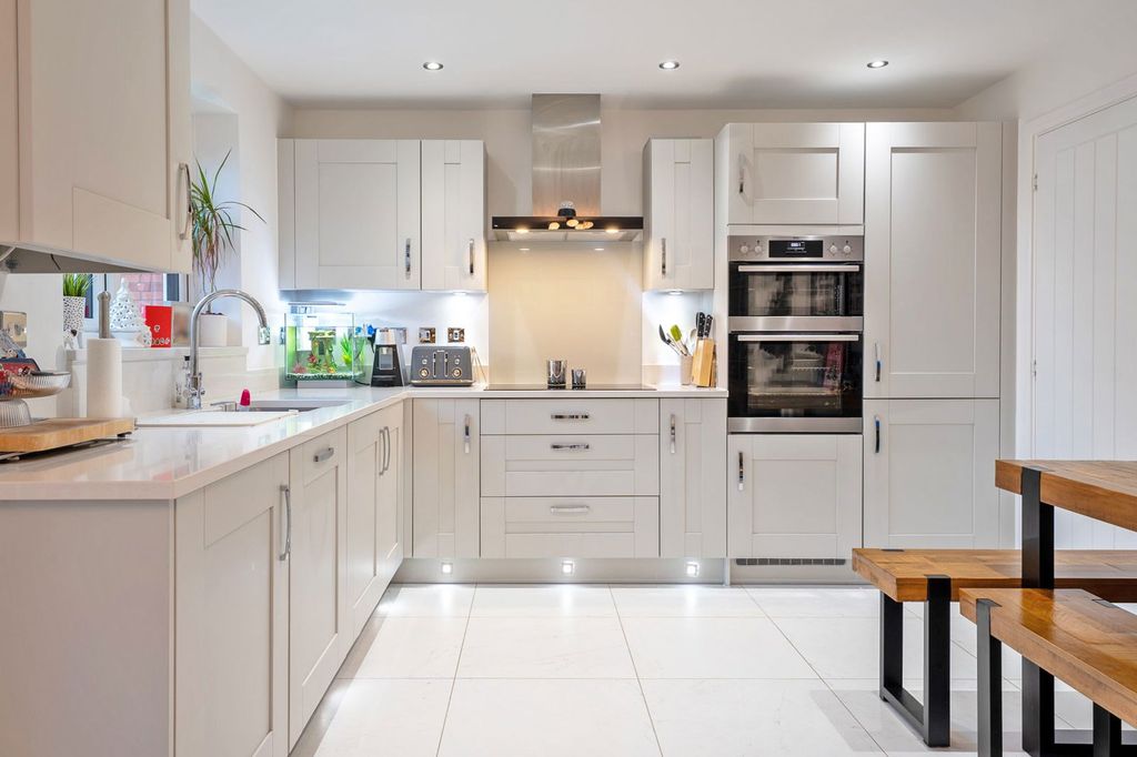 Property photo 2 of 21