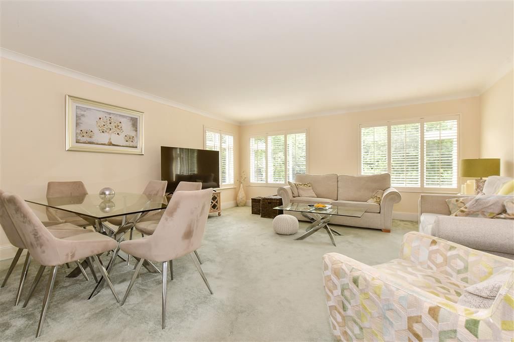 Property photo 3 of 11 Lounge/Dining Area