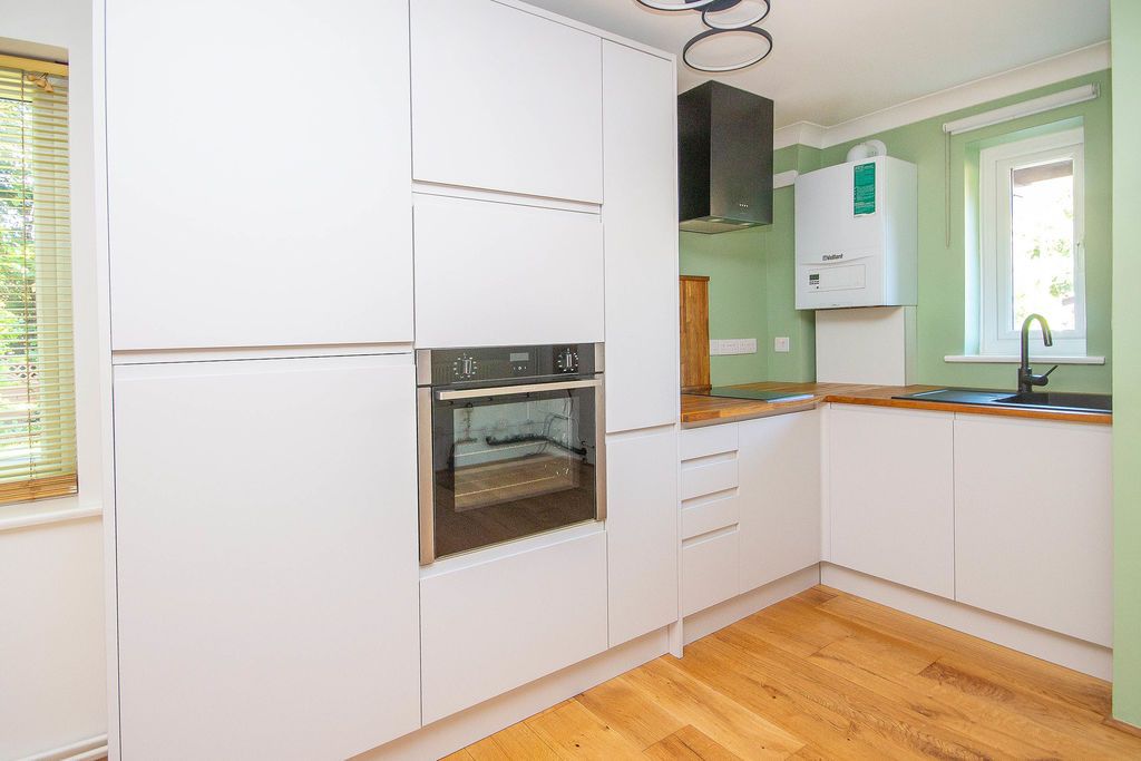 Property photo 3 of 9 Kitchen