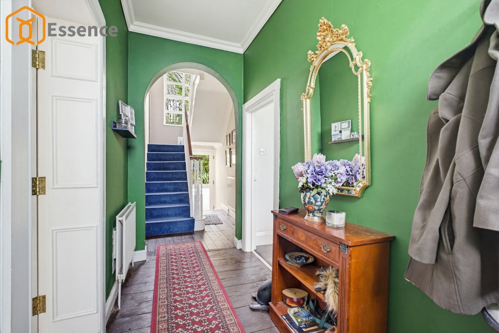 Property photo 2 of 39 Entrance Hall