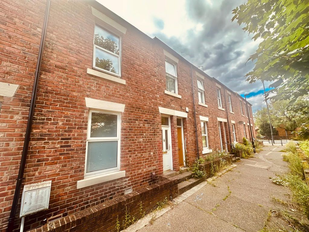 Property photo 1 of 8 3 Bed Flat To Let