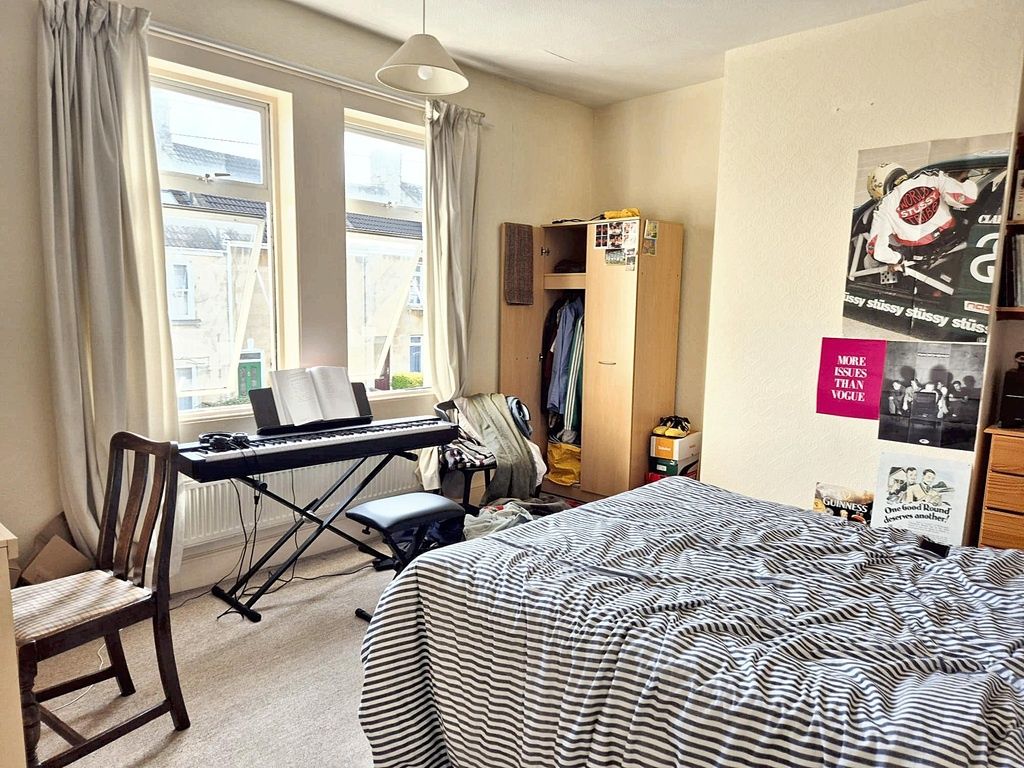 Property photo 2 of 12 Bright Double Bedroom With Two Tall Sash Windows, ...