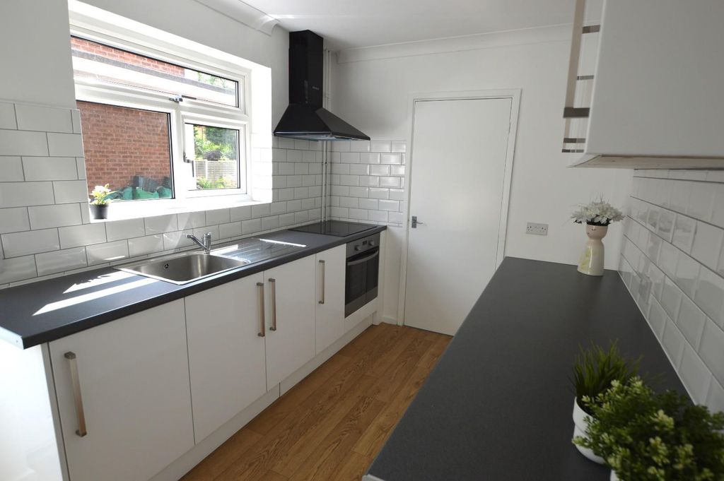 Property photo 3 of 8 Kitchen