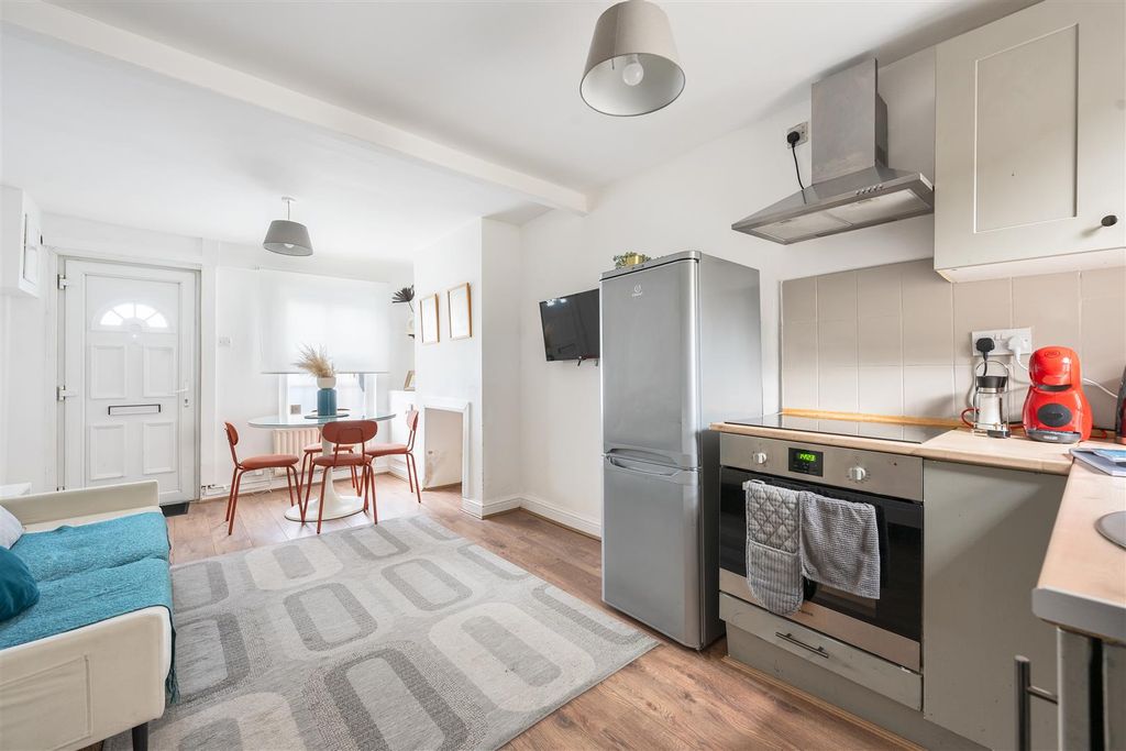 Property photo 1 of 19 Hadleigh Street, E2