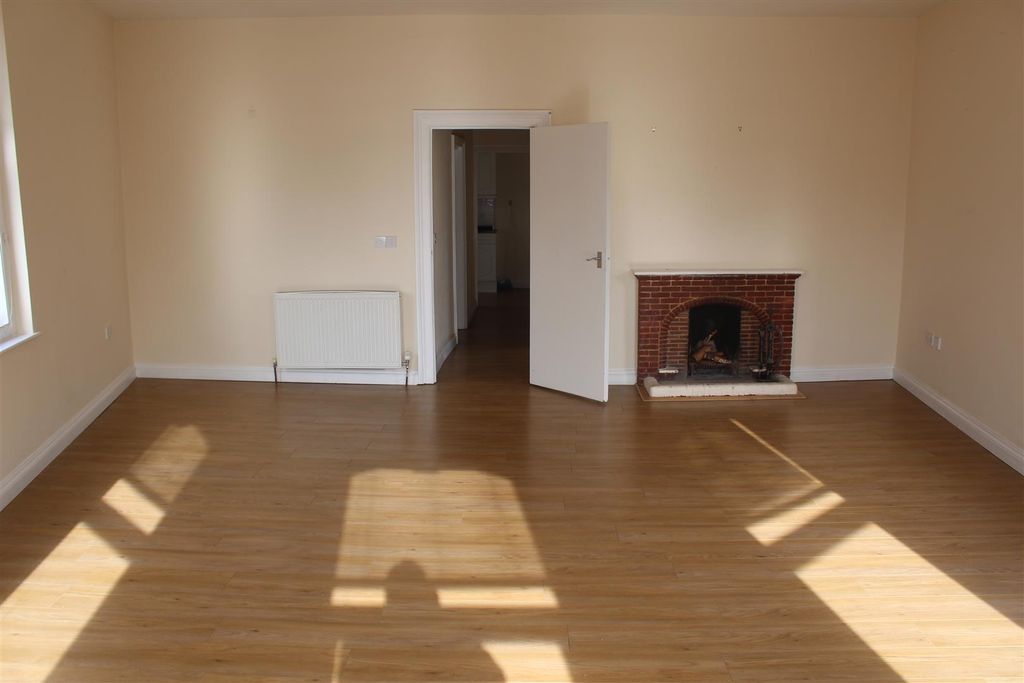 Property photo 3 of 9 Lounge / Diner