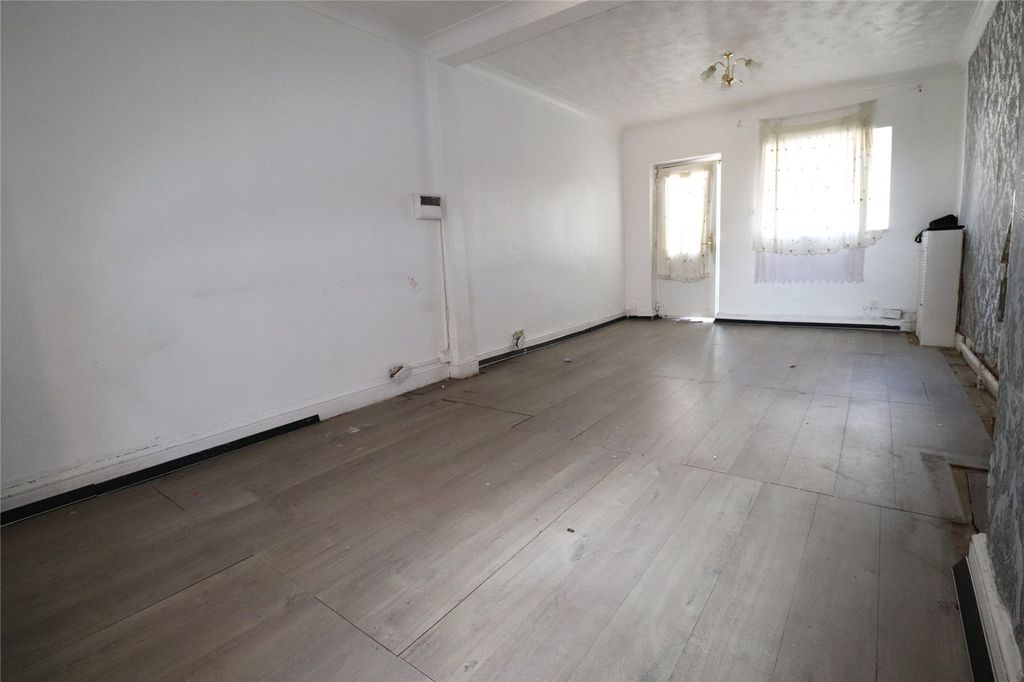 Property photo 3 of 11 Living Room