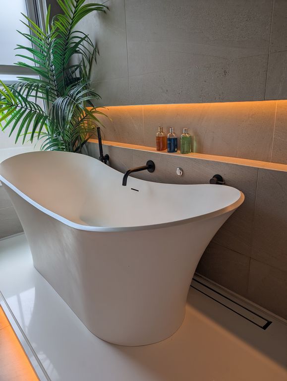 Property photo 3 of 25 Illuminated Recess Behind Bath