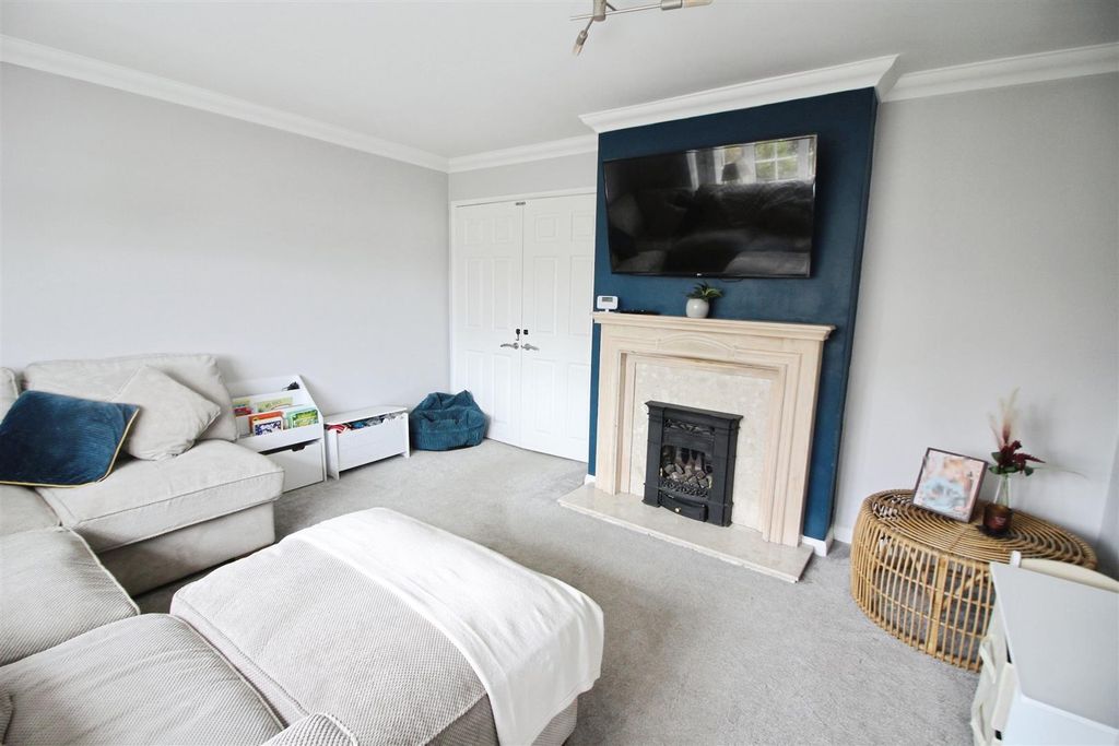 Property photo 3 of 26 Lounge