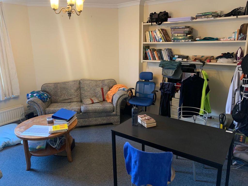 Property photo 2 of 11 Bright Communal Living Room With A Comfortable Pat...