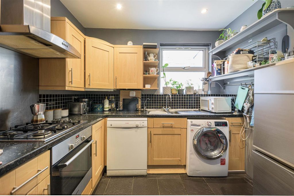 Property photo 3 of 10 Kitchen