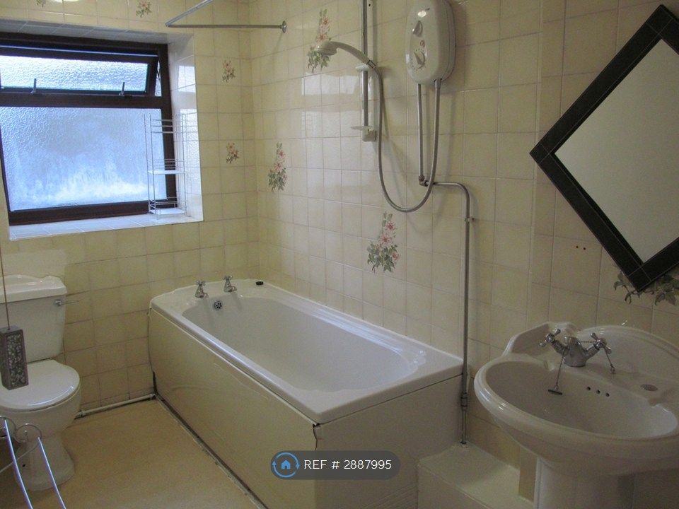 Property photo 2 of 21 Bathroom