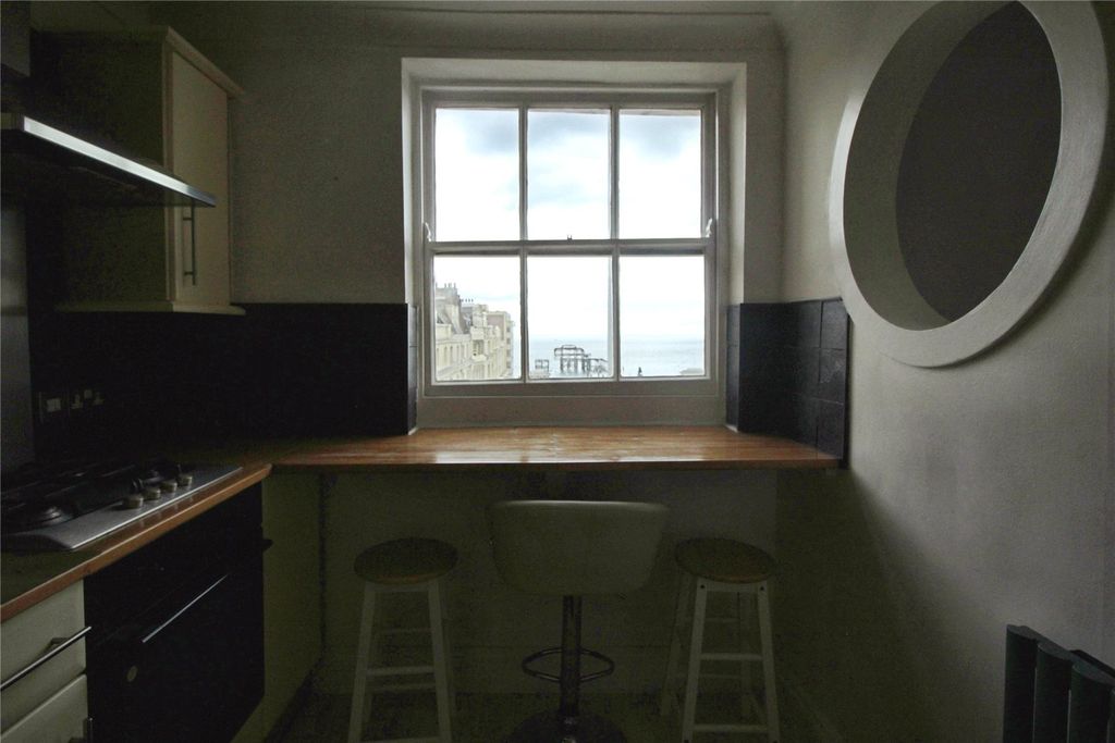 Property photo 3 of 17 Breakfast Bar