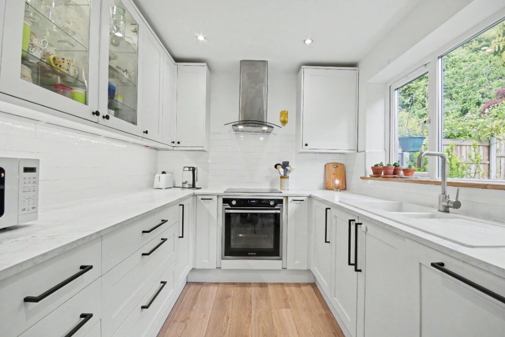 Property photo 3 of 25 Kitchen