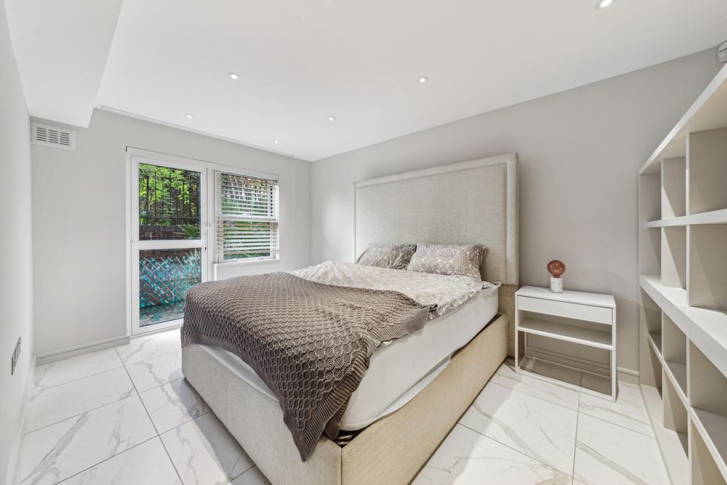 Property photo 3 of 9 Bedroom