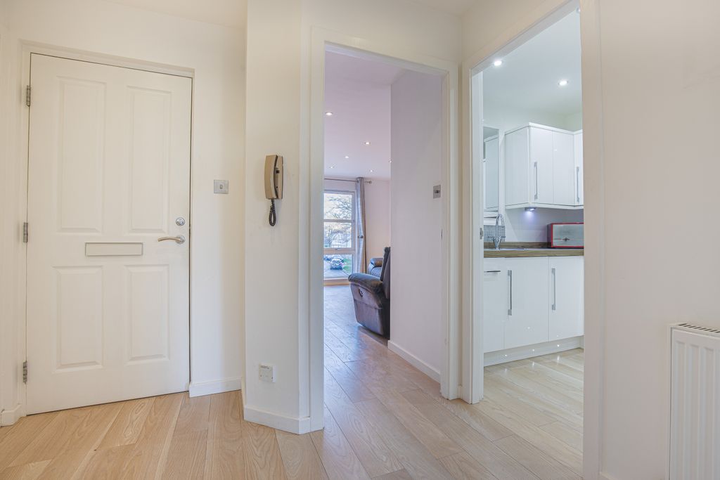 Property photo 2 of 11 Hallway2