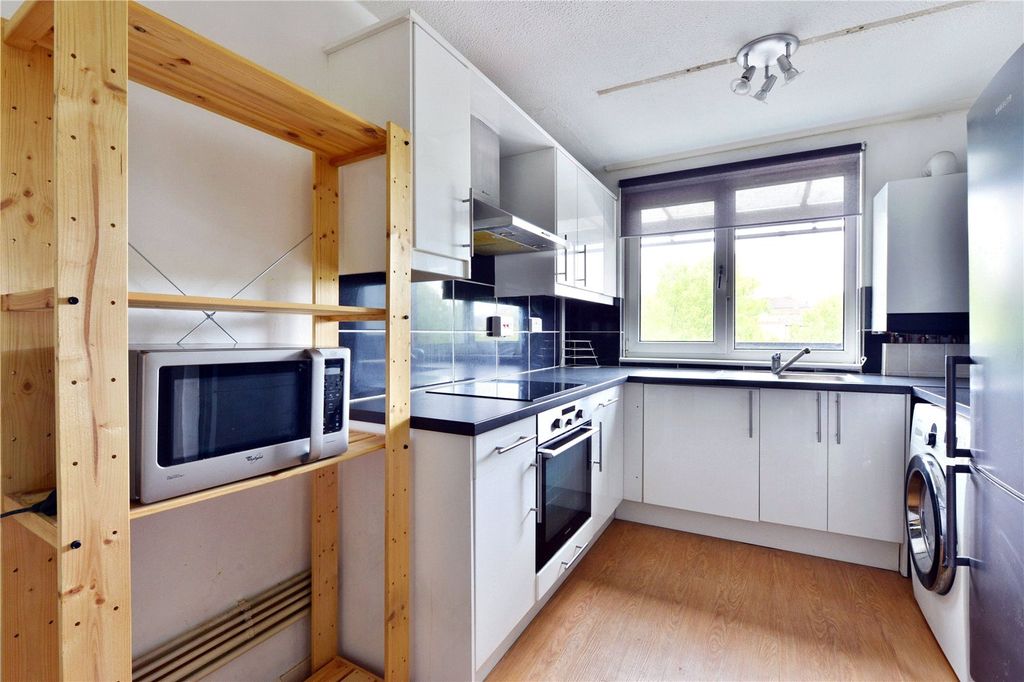 Property photo 3 of 10 Kitchen