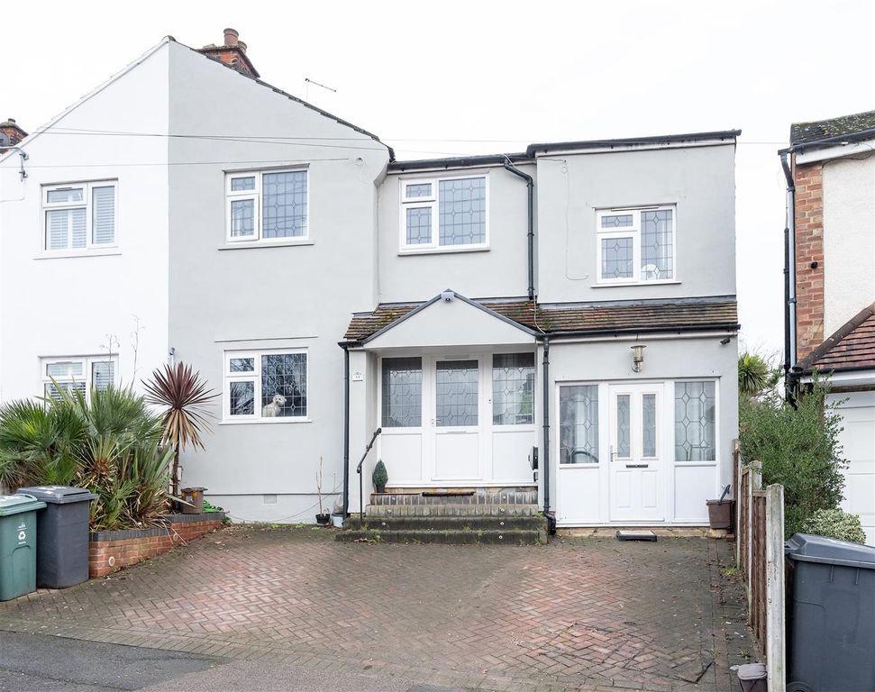 Property photo 1 of 33 Sky Peals Road, Ig8