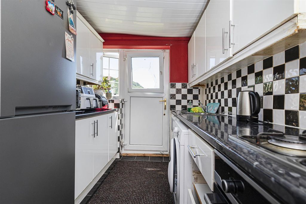 Property photo 3 of 25 Kitchen
