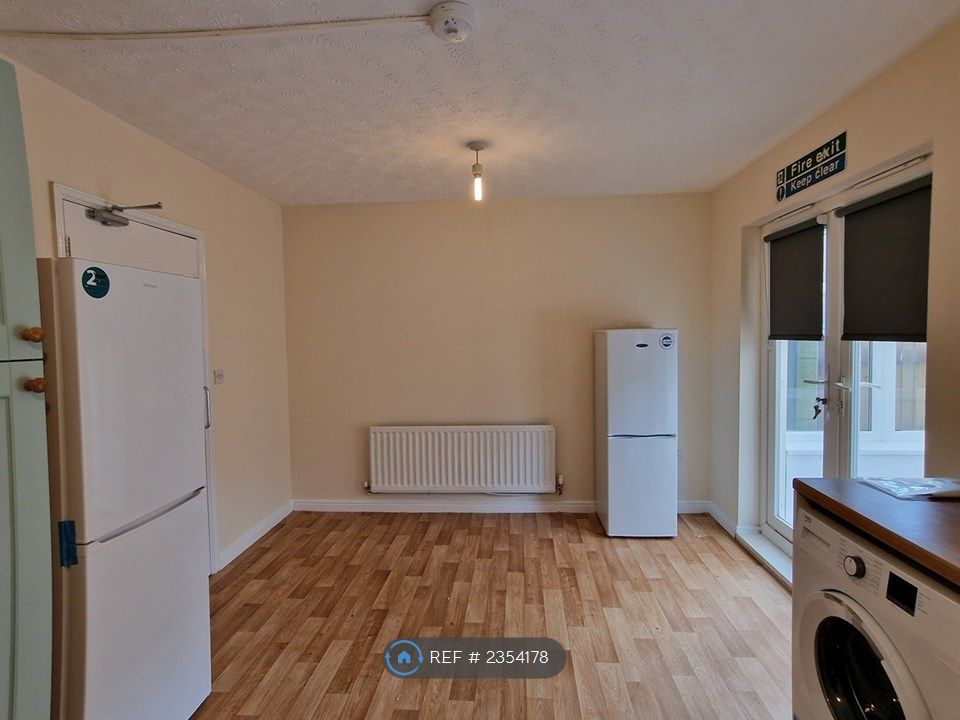 Property photo 3 of 7 Shared Kitchen