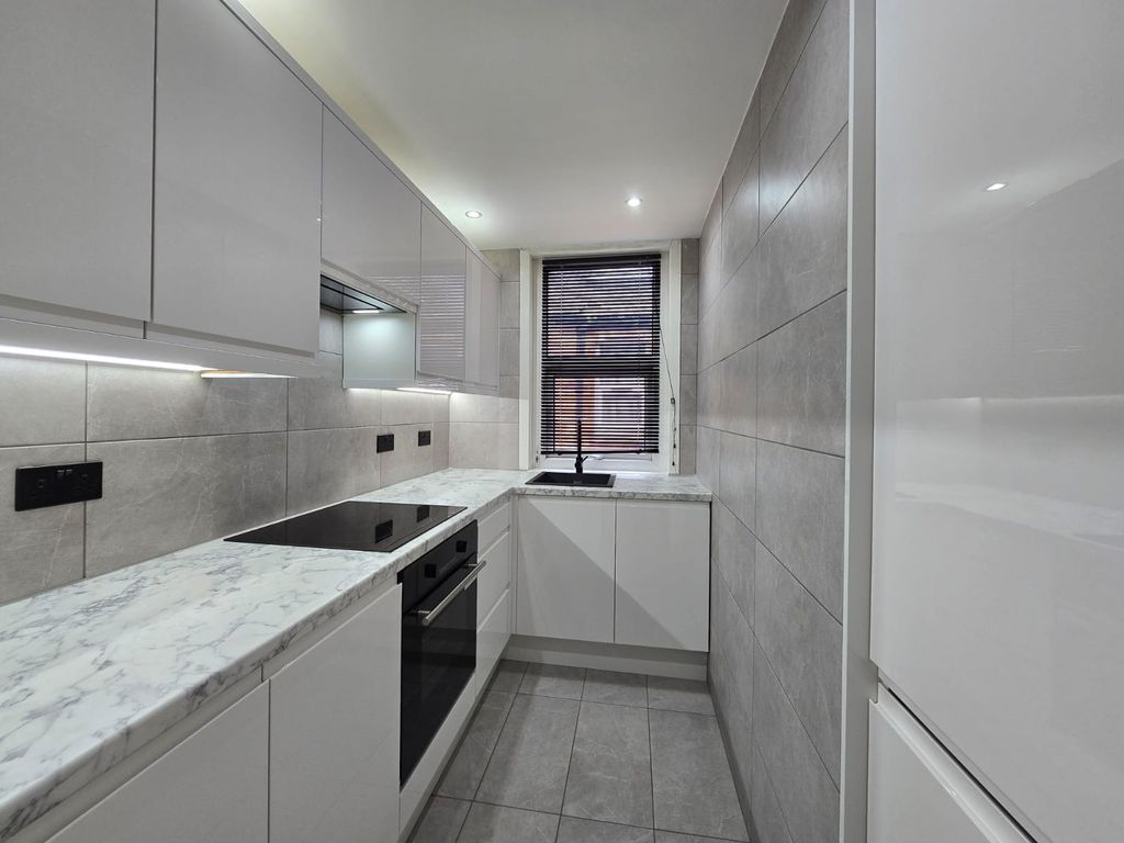 Property photo 1 of 10 Three Bed Maisonette For Sale Hillview Gardens, London Nw4