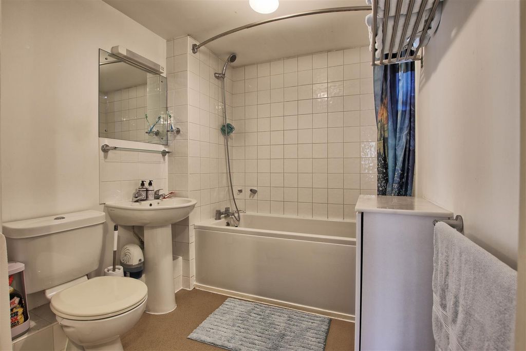 Property photo 1 of 9 Bathroom.Jpg