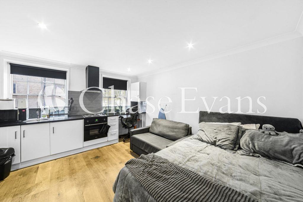 Property photo 1 of 7 Living/Sleeping