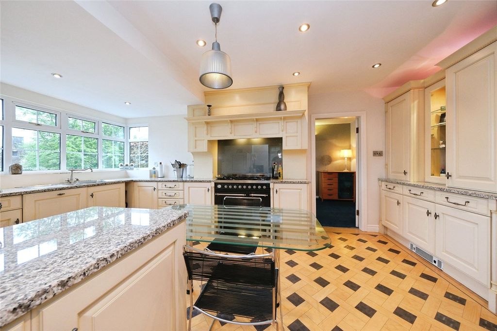 Property photo 2 of 31 Picture No. 50