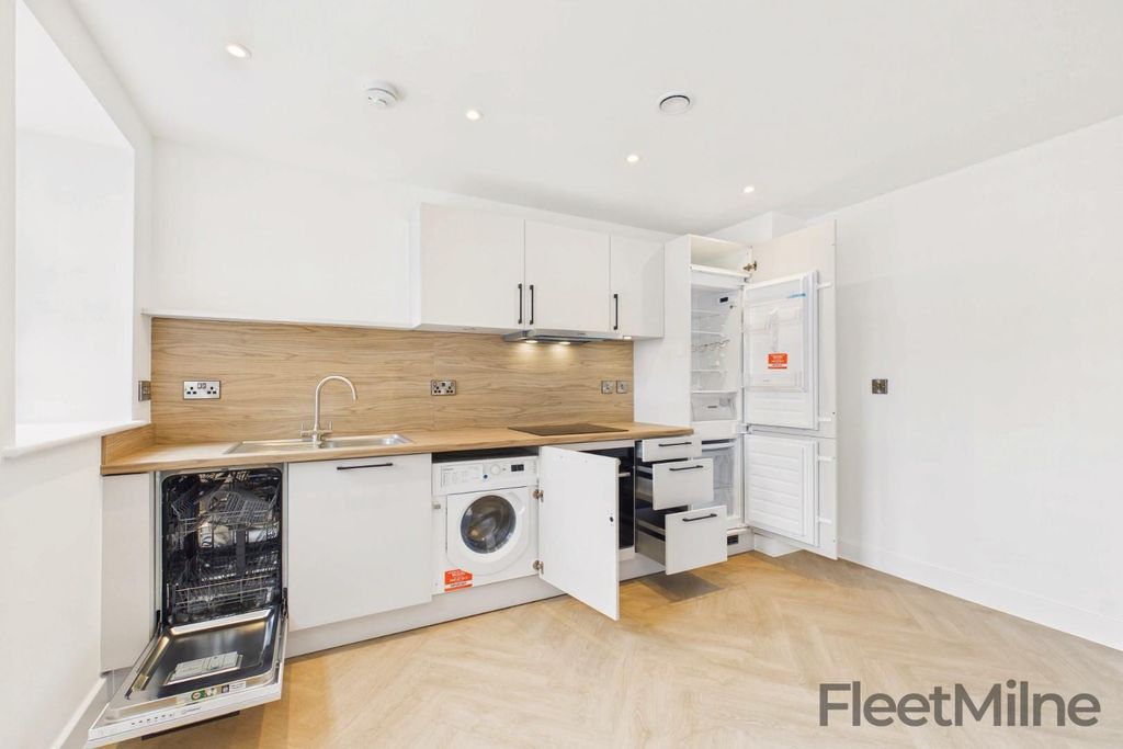 Property photo 3 of 9 Kitchen