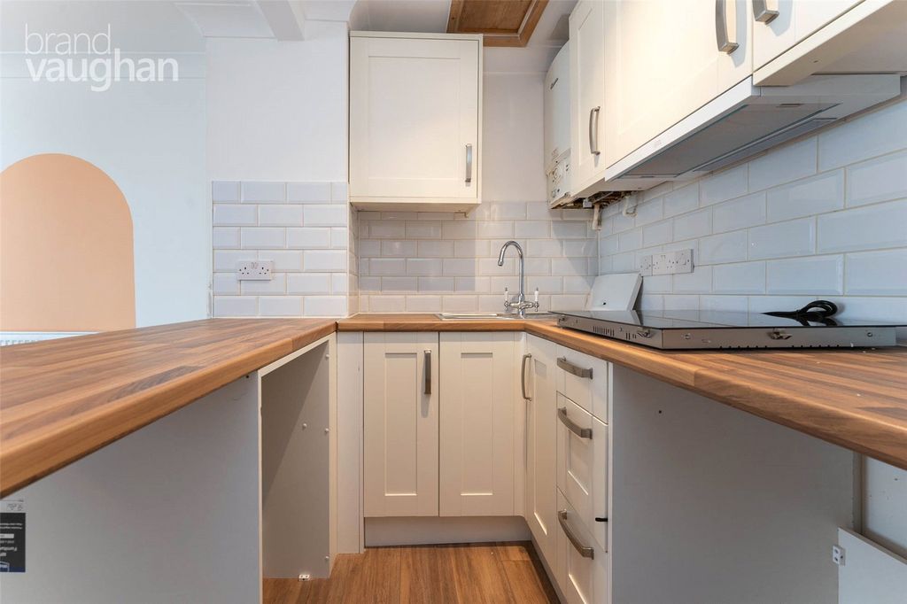 Property photo 2 of 7 Kitchen