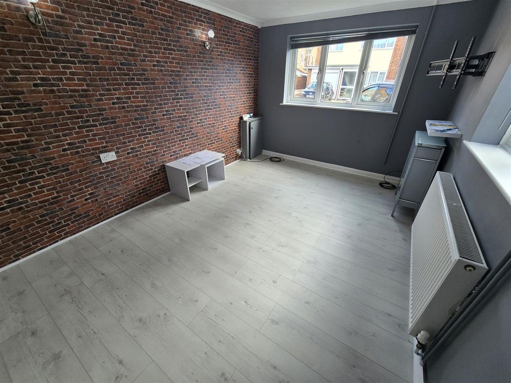 Property photo 2 of 8 Lounge